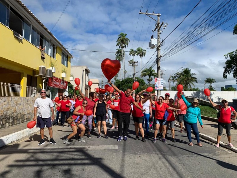 Caminhada sobre cuidados com a hipertensão reúne dezenas de pessoas