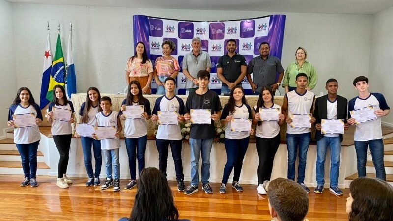 Grêmios estudantis de 12 escolas municipais tomam posse em SJB