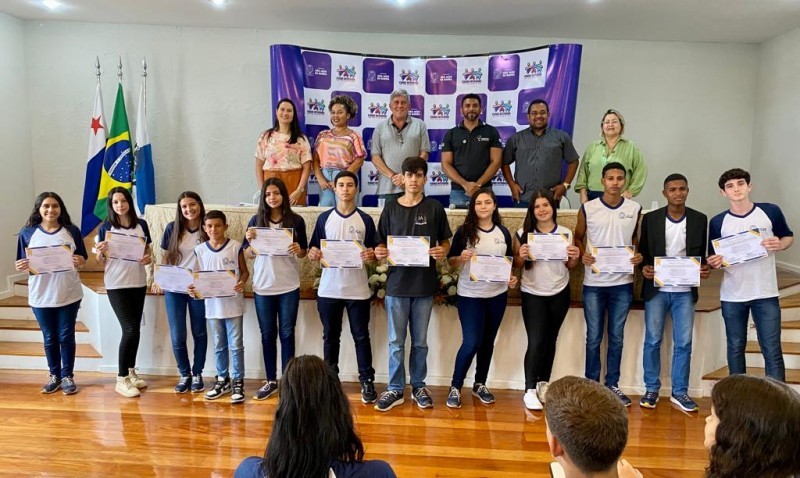 Grêmios estudantis de 12 escolas municipais tomam posse em SJB