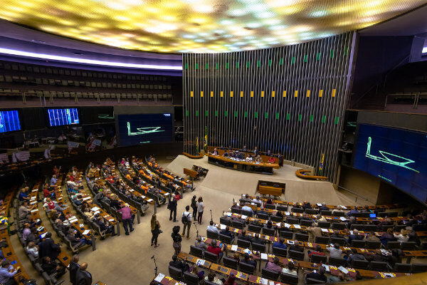 Projeto prevê punir quem discriminar políticos