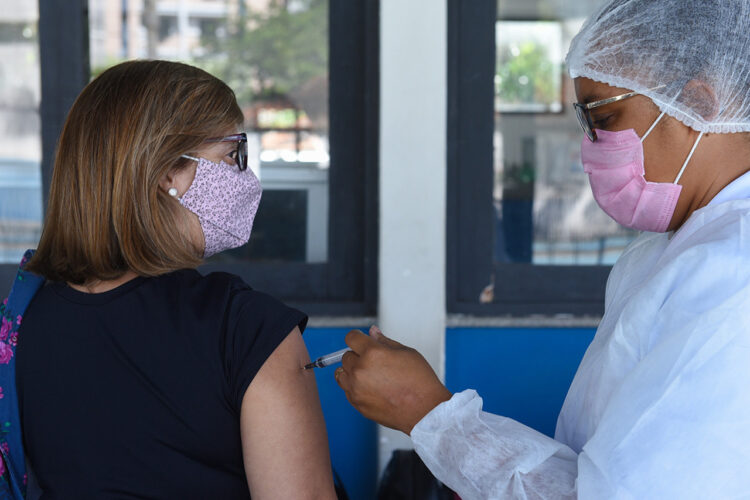 Vacinas de rotina, Covid-19 e Influenza disponíveis neste final de semana em Campos