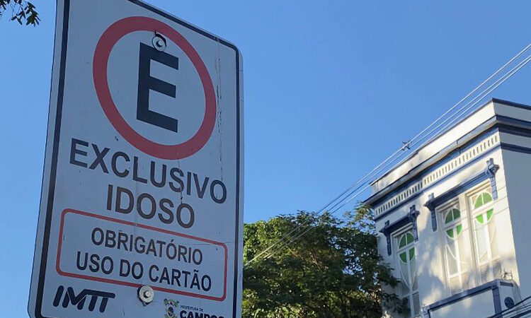 Idosos de Campos podem requerer o cartão de estacionamento gratuita pela internet