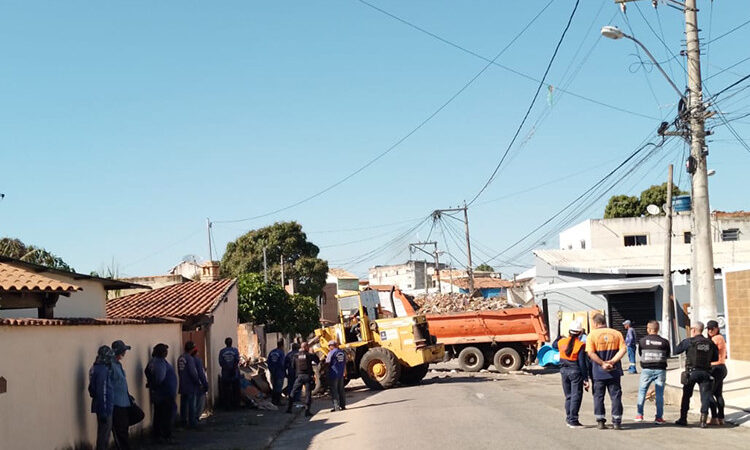 Ação conjunta realiza operação de limpeza em residência de acumulador em Guarus