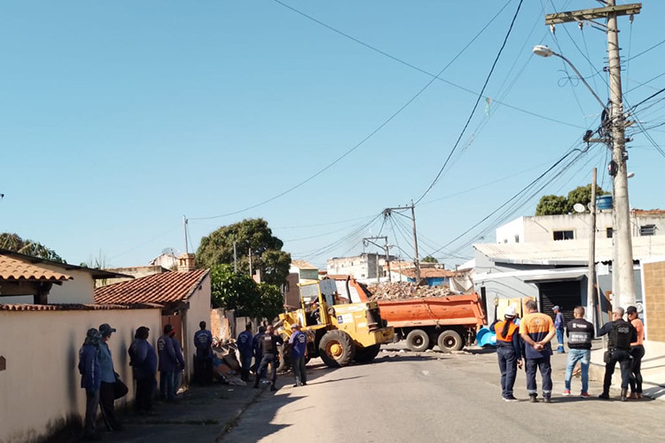 Ação conjunta realiza operação de limpeza em residência de acumulador em Guarus