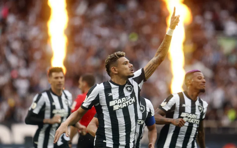 Botafogo dá show, goleia o Coritiba e conquista título simbólico do primeiro turno