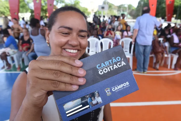 Campos entrega ‘Cartão Goitacá’ a mais 845 famílias nesta terça-feira