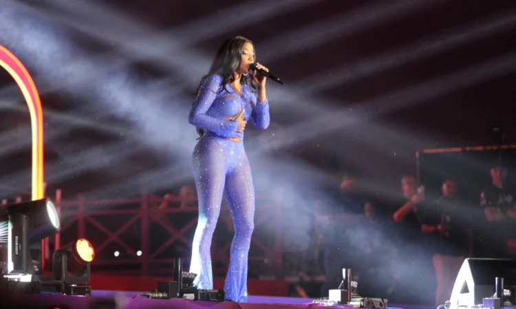 Em show no Rio, Ludmilla reúne 60 mil fãs no Engenhão