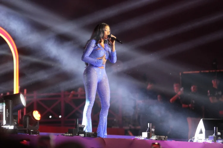 Em show no Rio, Ludmilla reúne 60 mil fãs no Engenhão