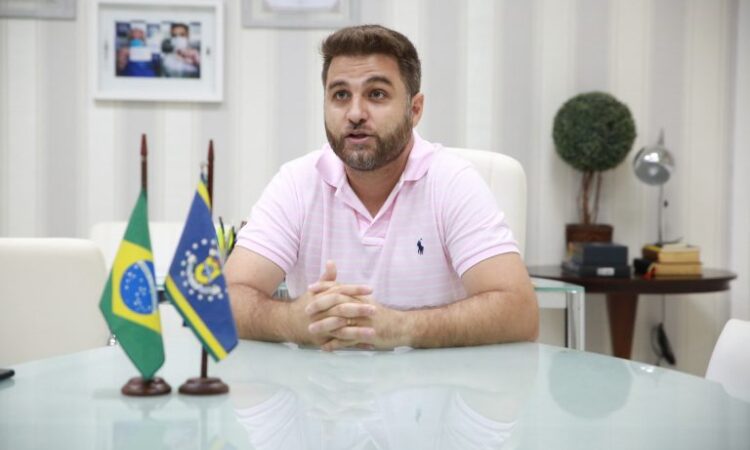 Prefeito de Campos sancionará lei da gratificação dos gestores escolares na próxima semana