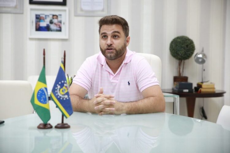 Prefeito de Campos sancionará lei da gratificação dos gestores escolares na próxima semana