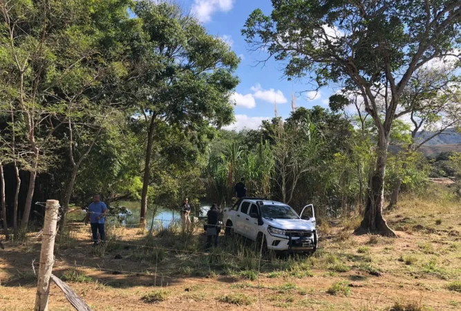 Três balsas são destruídas em operação contra exploração de ouro no Rio Paraíba do Sul