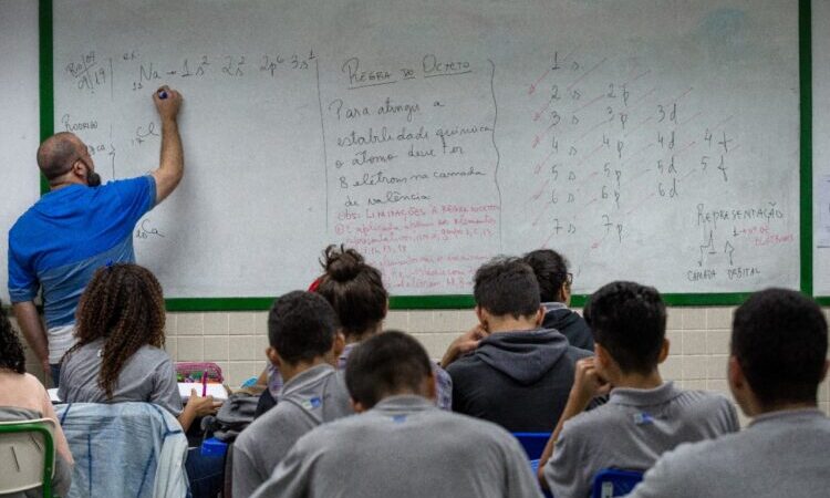 Mais de 600 professores concursados são nomeados no estado do Rio de Janeiro