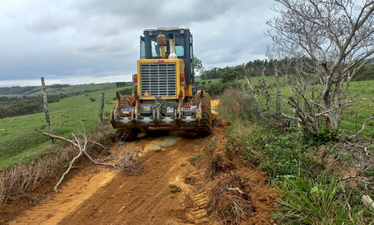 Agricultura faz melhorias em estradas de Ibitioca e Dores