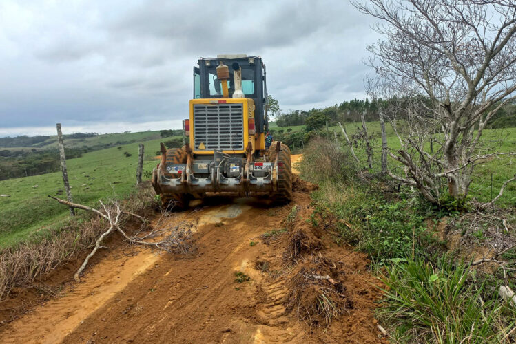 Agricultura faz melhorias em estradas de Ibitioca e Dores