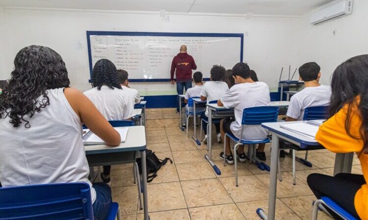Mais 140 professores dos concursos de 2013 e 2014 são convocados pelo Estado