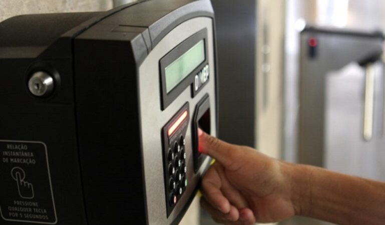 MPRJ ajuíza ação para que Conceição de Macabu adote o ponto eletrônico para todos os servidores