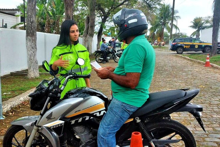 Ação de conscientização na BR-101 durante Semana Nacional do Trânsito