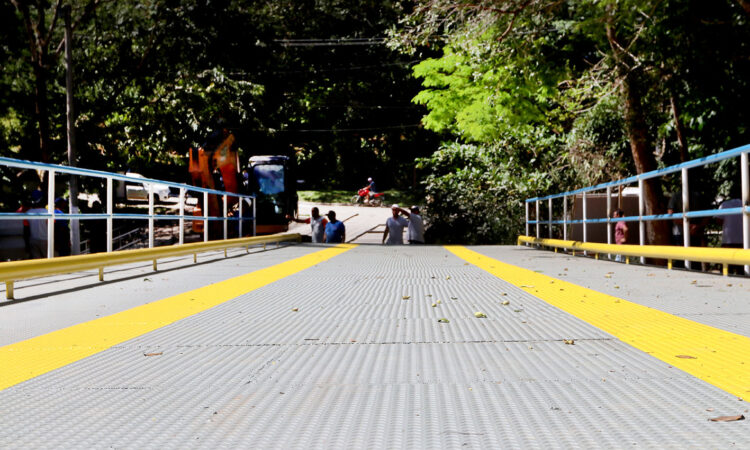 Prefeitura de Macaé substitui ponte de madeira por uma metálica no Sana