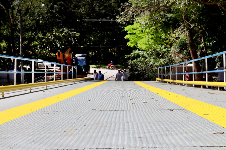 Prefeitura de Macaé substitui ponte de madeira por uma metálica no Sana
