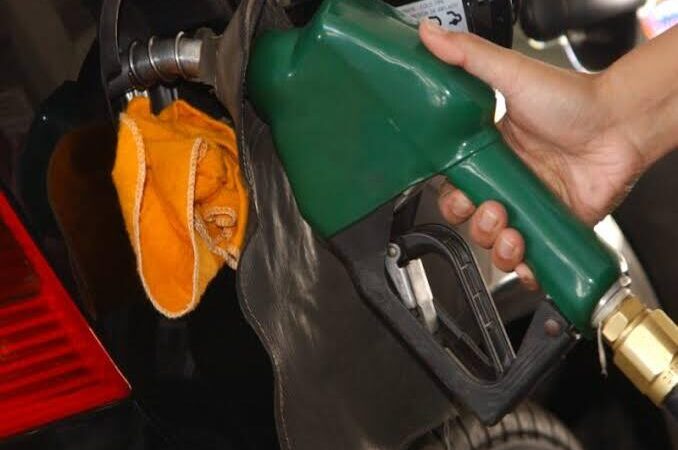 Preço da gasolina diminui e do diesel aumenta para distribuidoras 