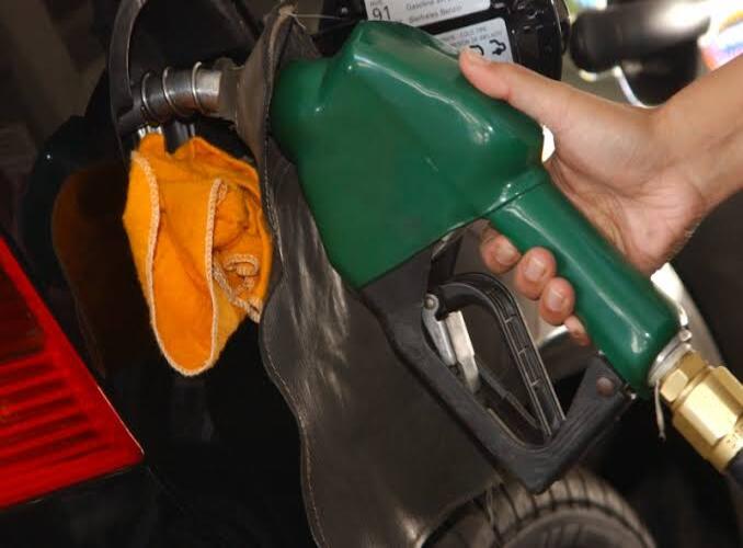Preço da gasolina diminui e do diesel aumenta para distribuidoras 