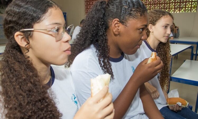 Em Cambuci “Pão Nosso de Cada Dia” reforça alimentação e ensina estudantes 