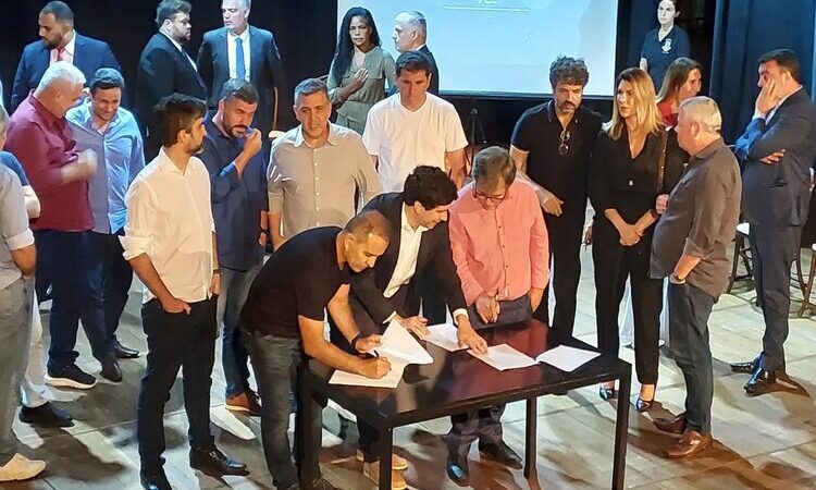 Após reunião em Niterói, prefeitos anunciam ação coletiva contra a Enel