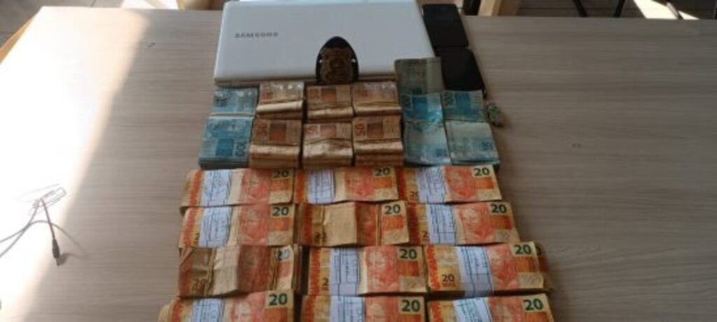 PF encontra R$ 70 mil no interior de empresa envolvida com o transporte escolar estadual em Campos