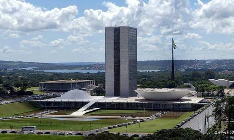 Congresso aprova R$ 15 bi para compensar perda de estados e municípios