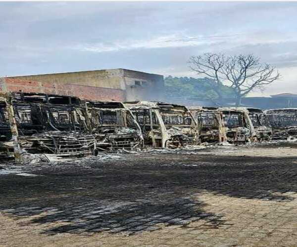 Fogo destrói 25 ônibus da São Salvador, em Campos