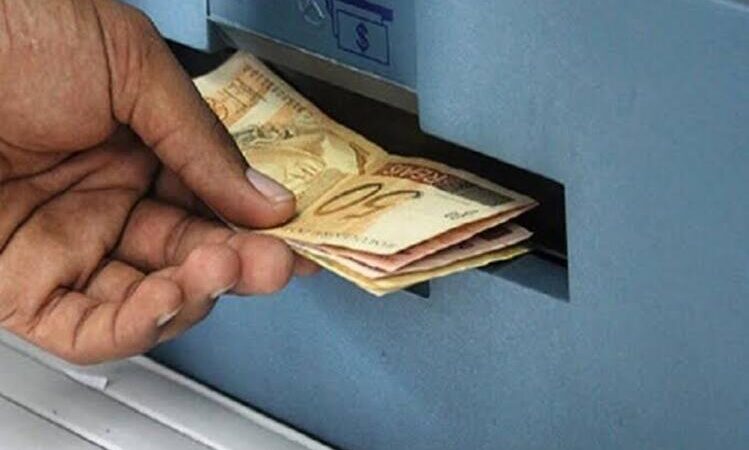 Governo assina decreto que reajusta salário mínimo para R$ 1.412