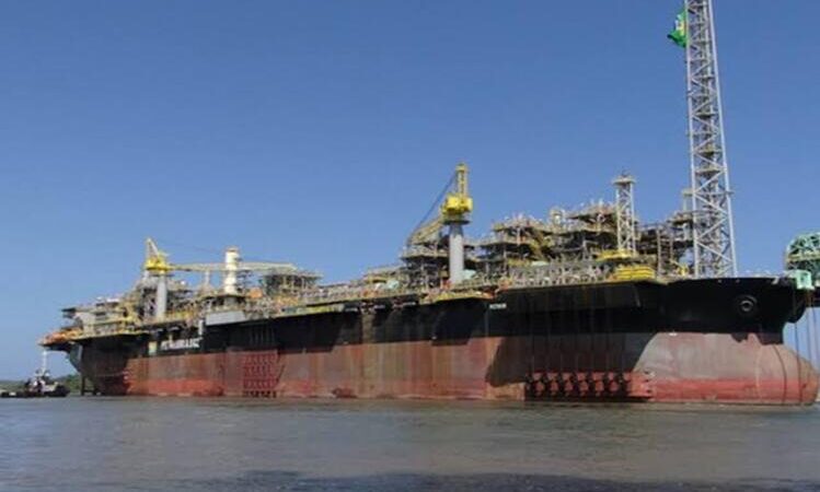 Após contrato com Equinor, Petrobras coloca navio plataforma em operação
