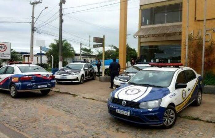 Jovem é suspeito de matar a facadas uma adolescente de 17 anos e ferir outro de 16, em SJB