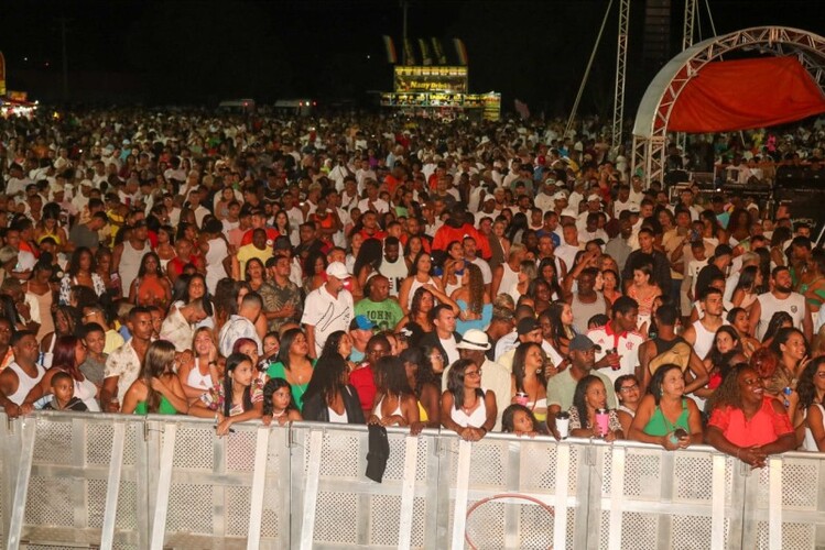 Shows e atividades esportivas nas praias do interior