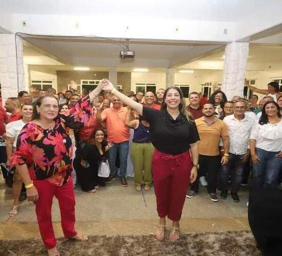 Carla Caputi e Carla Machado reúnem grupo político em SJB