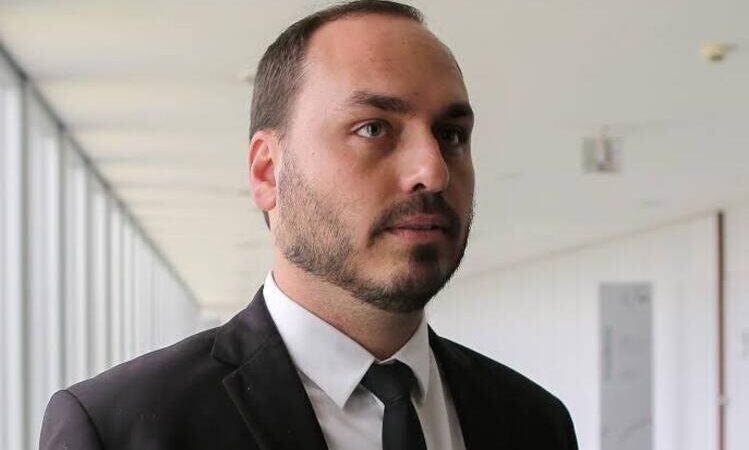 Carlos Bolsonaro é alvo de operação da PF