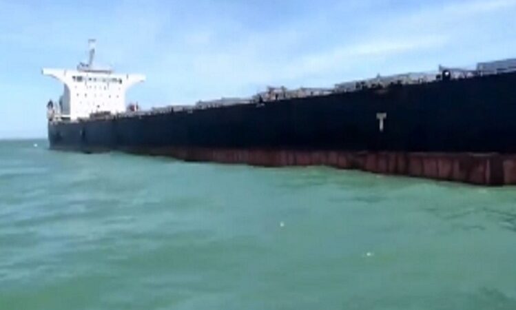 Navio está encalhado há 15 dias na costa em São João da Barra