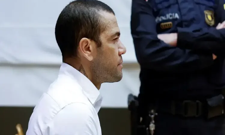 Daniel Alves condenado a quatro anos e meio de prisão por agressão sexual