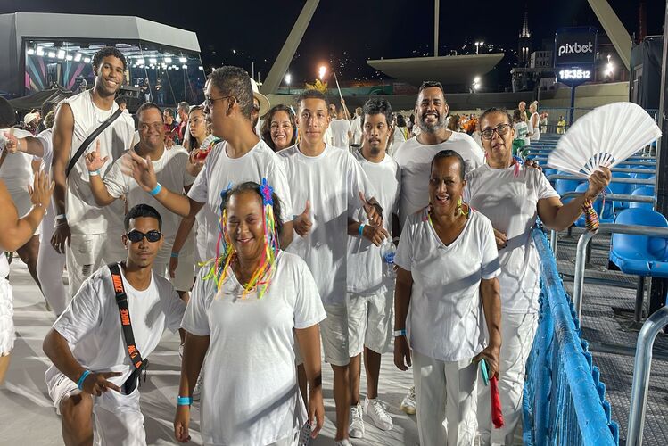 Alunos do paraesporte participam do desfile das escolas Campeãs do Carnaval 2024