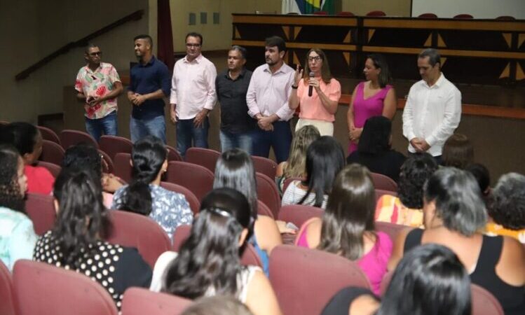 Auxiliares de creche e de cuidadores incluídos no plano de Cargos e Salários de Quissamã 