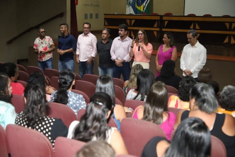 Auxiliares de creche e de cuidadores incluídos no plano de Cargos e Salários de Quissamã 