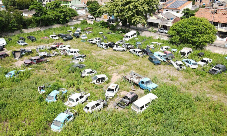 Mais de 50 carcaças de veículos encontradas durante combate a dengue em Campos 