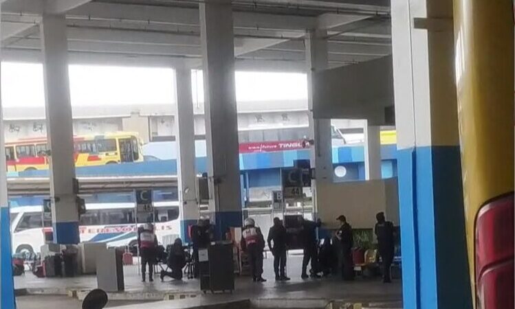 Após manter 17 reféns em ônibus na rodoviária Novo Rio, sequestrador se rende