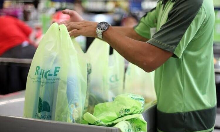 Supermercados de Campos conseguem na Justiça manter cobrança de sacolas