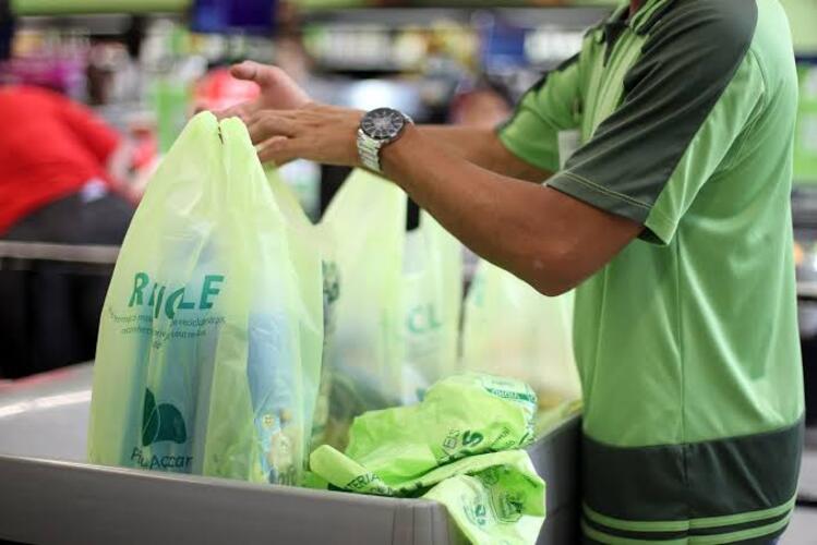 Supermercados de Campos conseguem na Justiça manter cobrança de sacolas