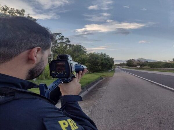 Fiscalização da PRF coíbe excesso de velocidade nas BRs-356 e 101