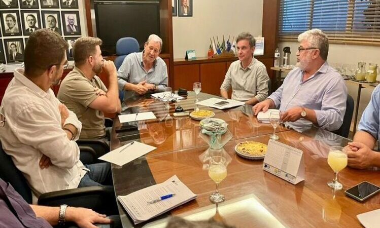 Em reunião na CDL, prefeito de Campos promete medidas para viabilizar Centro da cidade