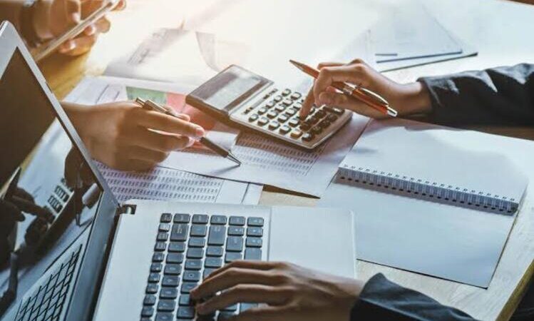 UFF oferece assessoria financeira para endividados em Macaé
