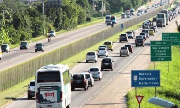 Pelo menos 420 mil veículos devem trafegar na BR-101 no fim de semana prolongado 