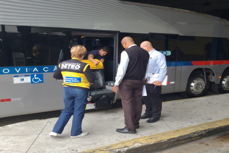 Operação do Detro recolhe 19 ônibus irregulares em 13 rodoviárias no estado do RJ